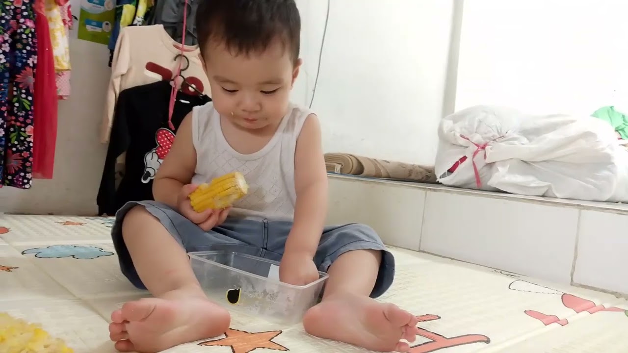 Abng Moses makan jagung rebus 