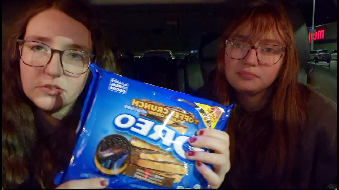 Trying Toffee Crunch Oreo