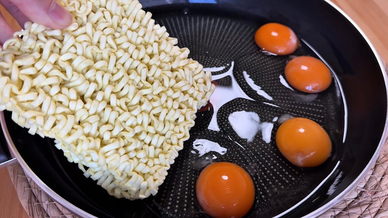 You'll be 100% surprised by this egg noodle dish! Simple breakfast - Mom's secret recipe!