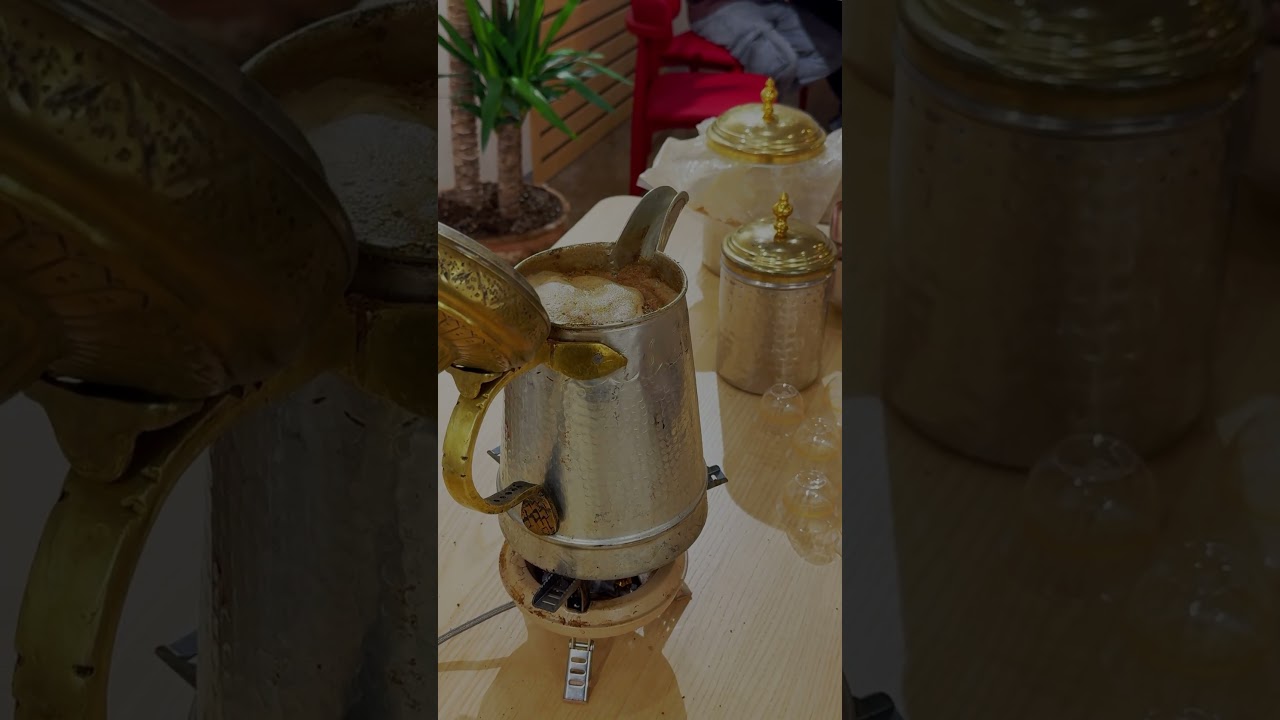 Процесс заваривания арабского кофе. The process of brewing Arabic coffee