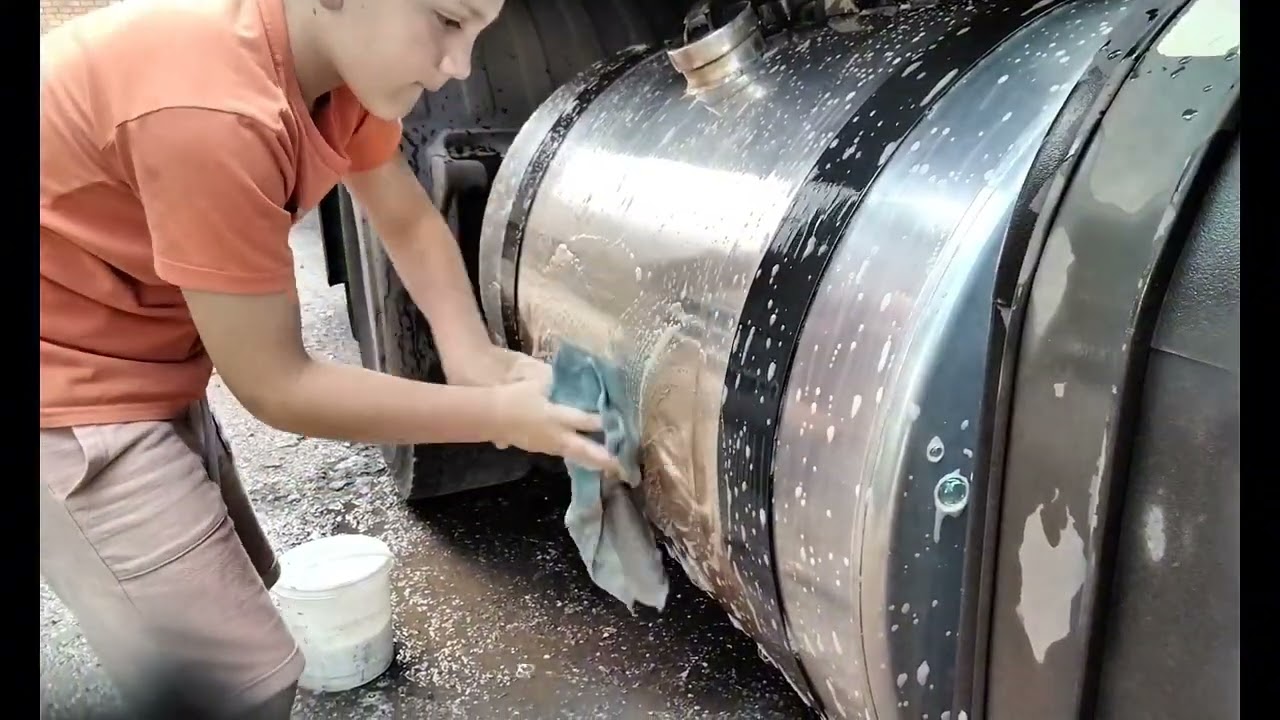 MEU IRMÃO APARECEU NO MEIO DO VÍDEO!!!