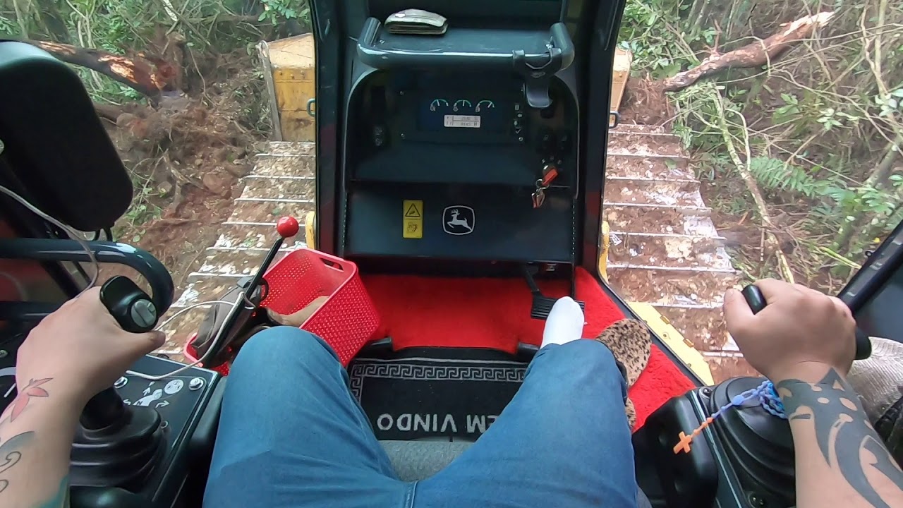 Trator de esteira john derre abrindo ares