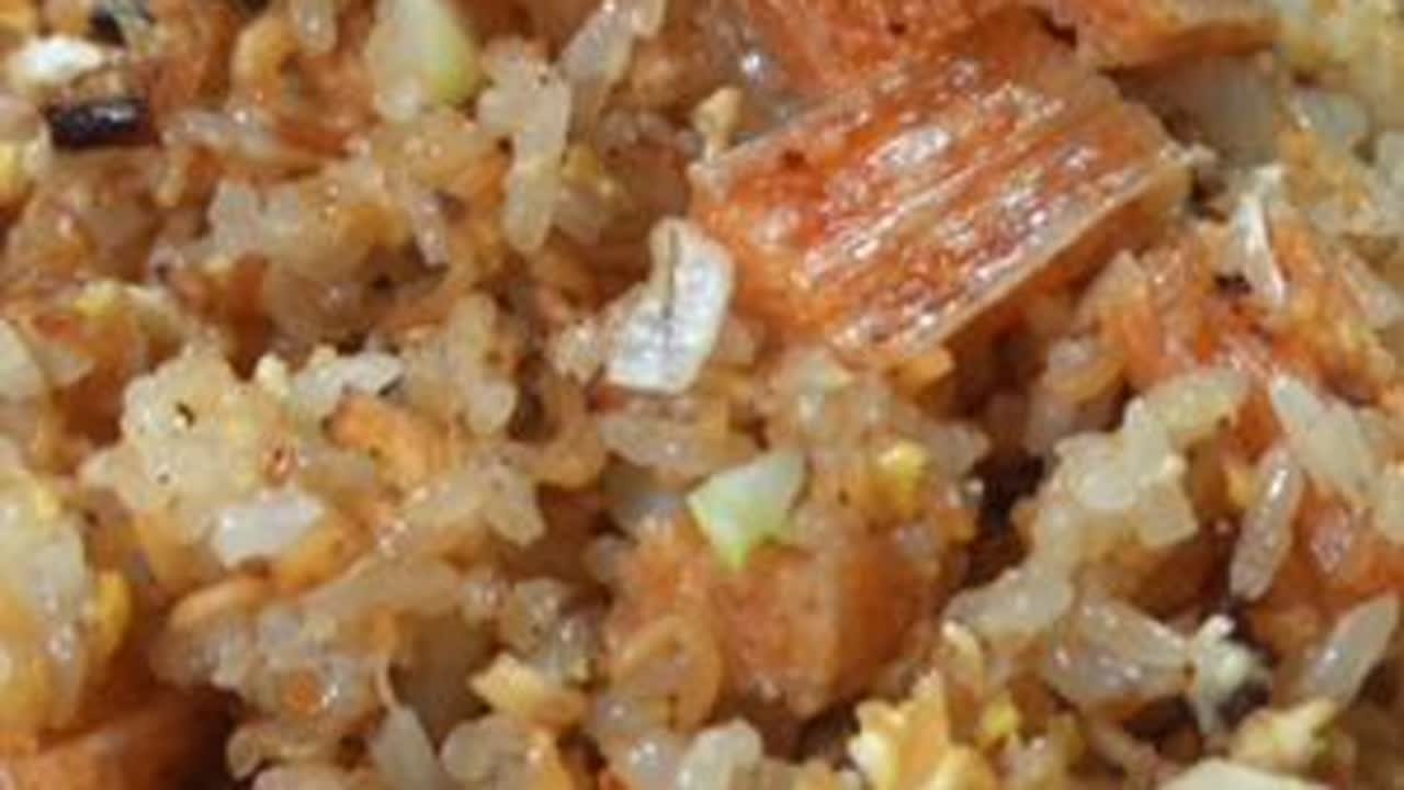 开饭了，辣条方便面蛋炒饭，第一次吃嘎嘎香，终身难忘美得太太 #炒饭 #酱油炒饭 #猪油拌饭 #黄金蛋炒饭 #炒饭