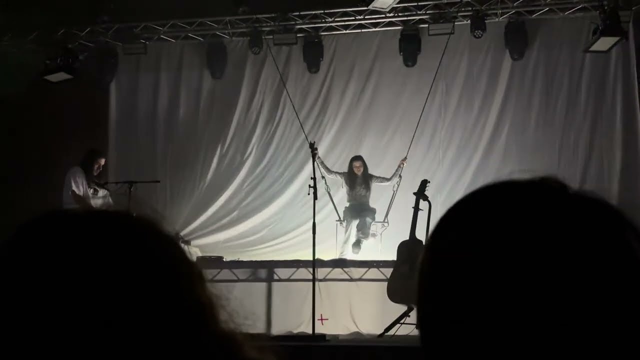 Oklou - "dance 2" (Manchester, November 30th 2025)