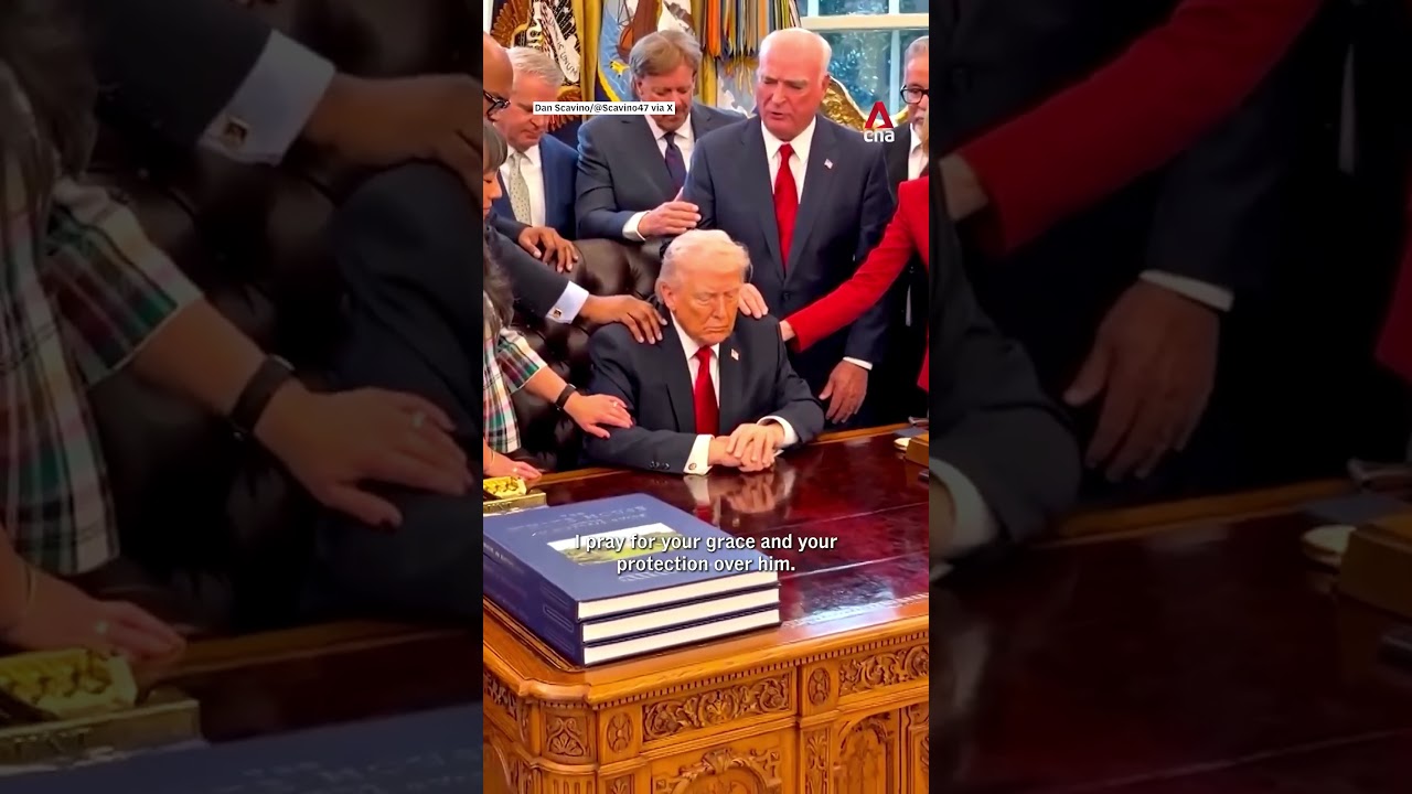 Американские пасторы молятся за президента Трампа на фоне войны с Ираном.