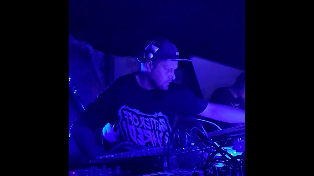 Leigh Johnson vs. Big Maschine's - alter Speicher petkus...(4)