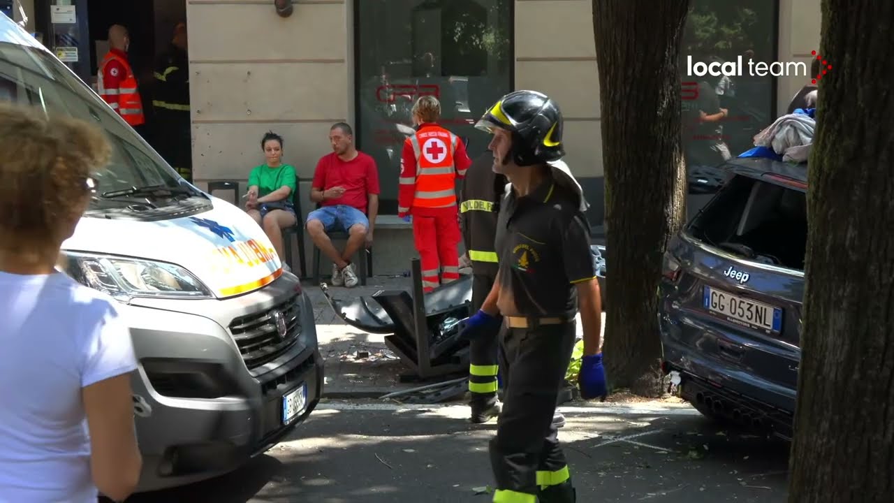 Giussano, auto contro i tavolini di un bar, diversi feriti