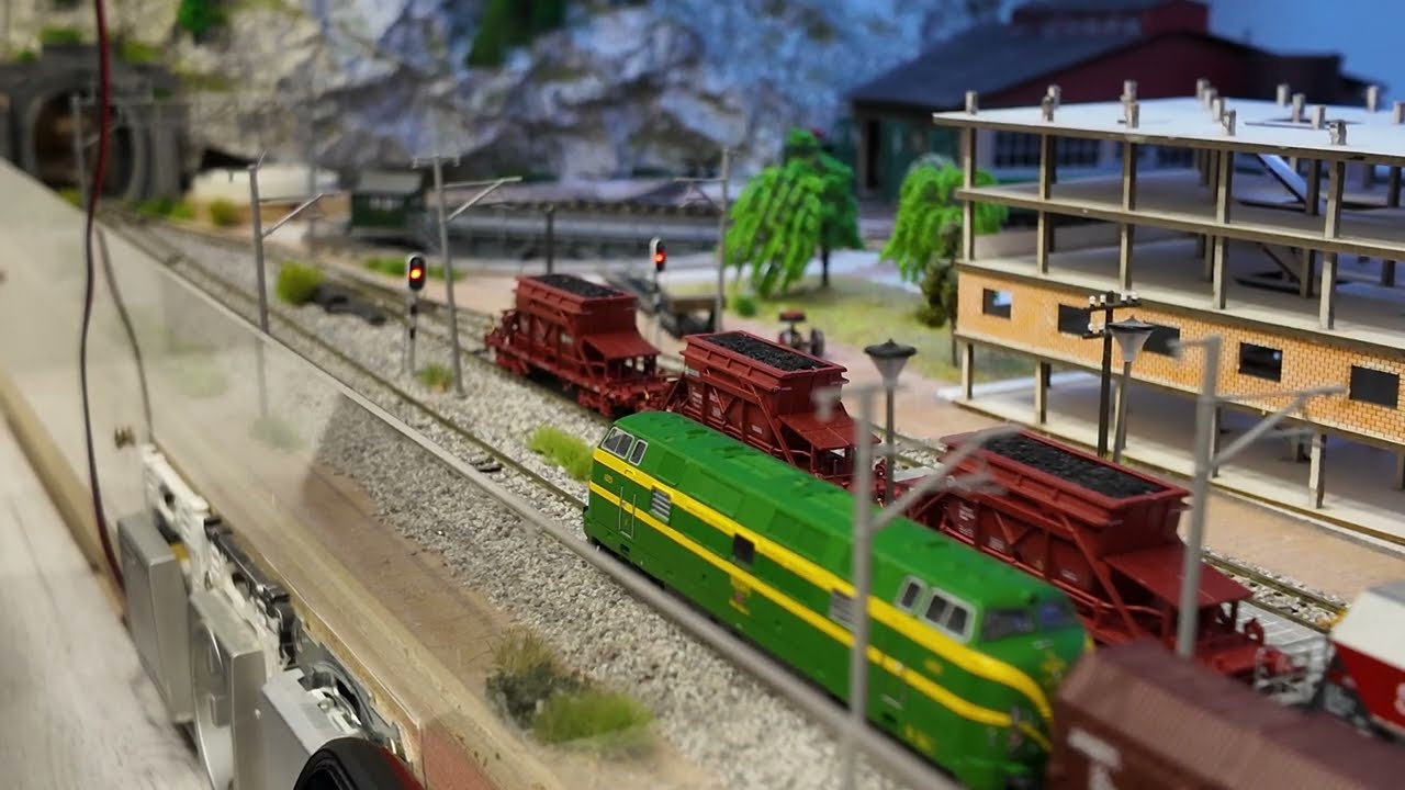 Circulación de convoy de mercancías con locomotora 4000 numeración 4020 ￼