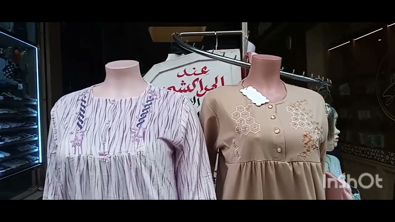 تخفيضات الأحدية  في شارع المكسيك محلات  المملوءة بالملابس النساء الرجال في شارع الحرية