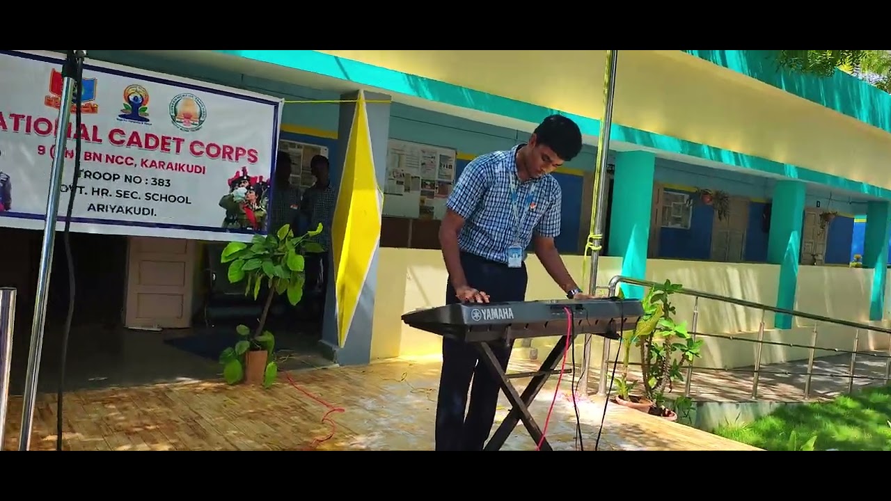 சுதந்திர தின விழாவில் கீ போர்டு வாசித்த ஆகாஷ் வேல்.