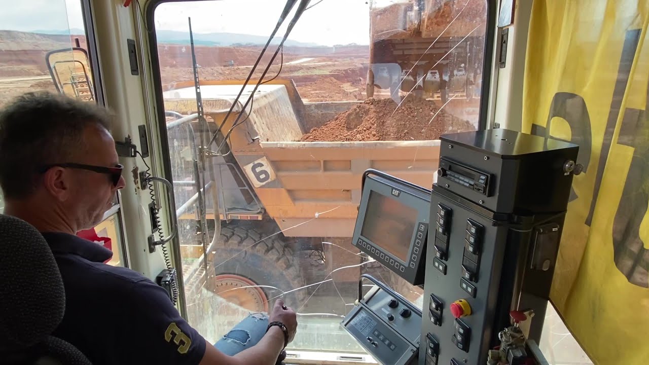 450 Tones Caterpillar 6040 Excavator Loading Hitachi Dumpers With 250 Tones Load Capacity