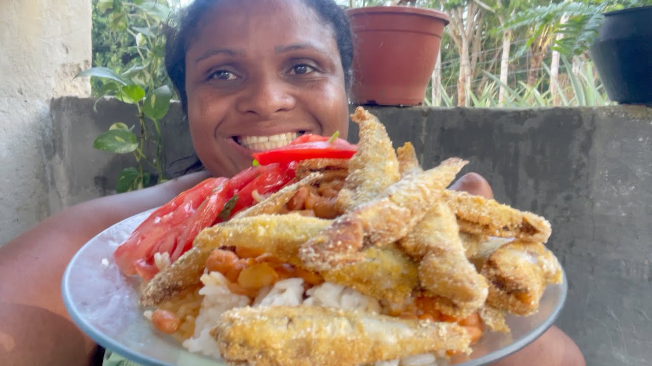COMENDO PETITINGA FRITA NO FUBÁ FEIJÃO ARROZ SALADA/ MAJUBINHA /pimenta