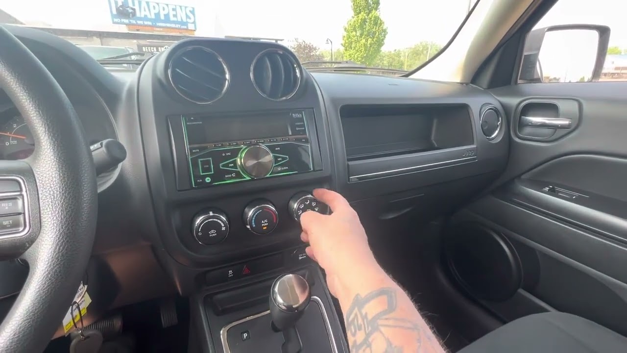 Jeep Patriot 2014 года, жалоба клиента, щелчки в панели приборов ￼