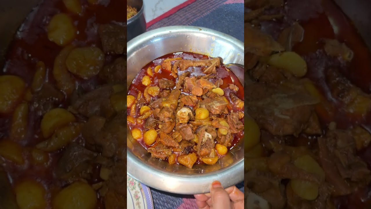 আজকে দুপুরে মা দেশী মোরোগ রান্না করলো দেশী গোলআলু দিয়ে।
