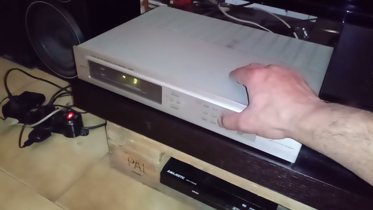 PHILIPS F2216 AM-FM QUARTZ SYNTHESIZED TUNER