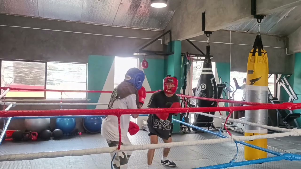 Round 5 sparring with Mik #trainingsessions #sparring #bebettereveryday 