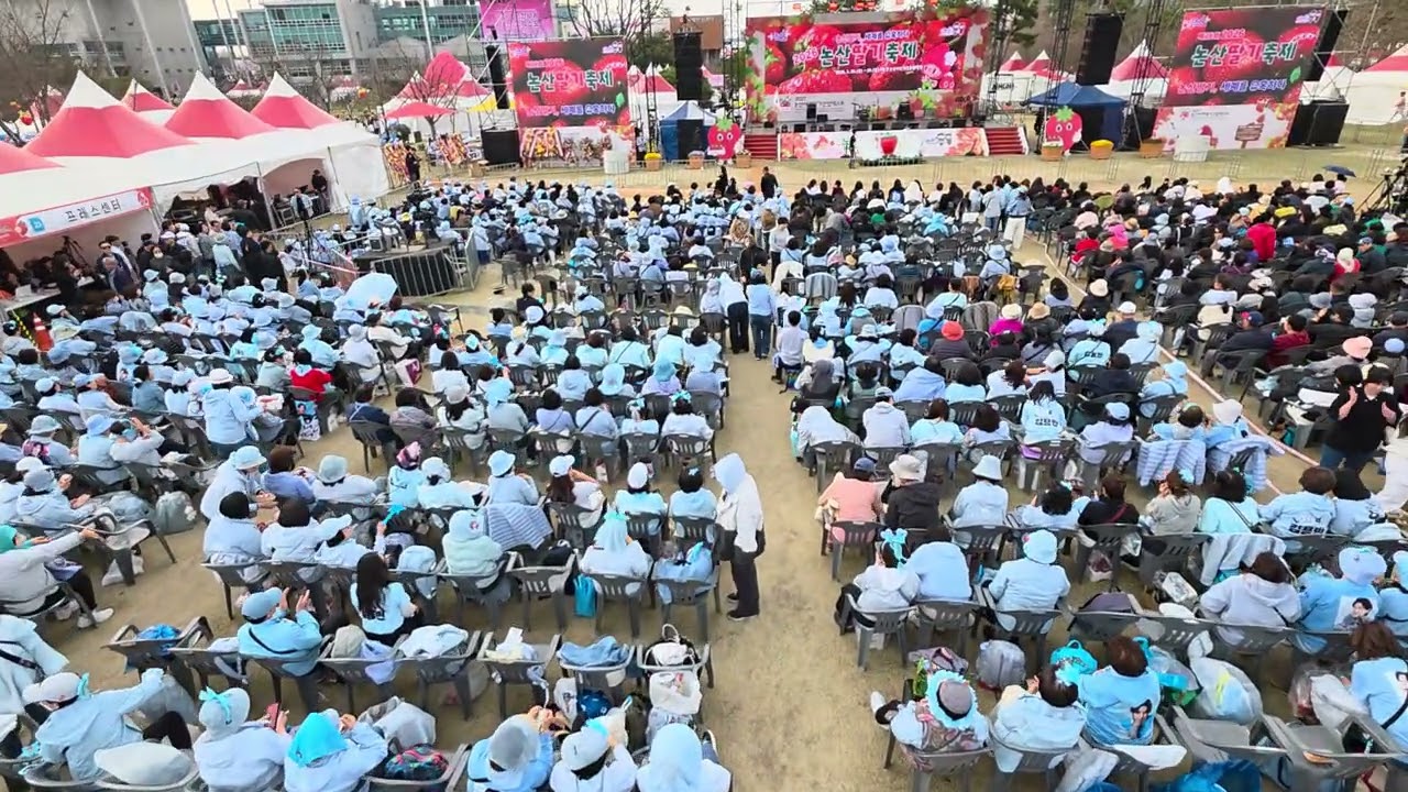 가수님 노래 나오자 사랑빈님들 난리난리 대박입니다.#김용빈 #논산딸기축제 