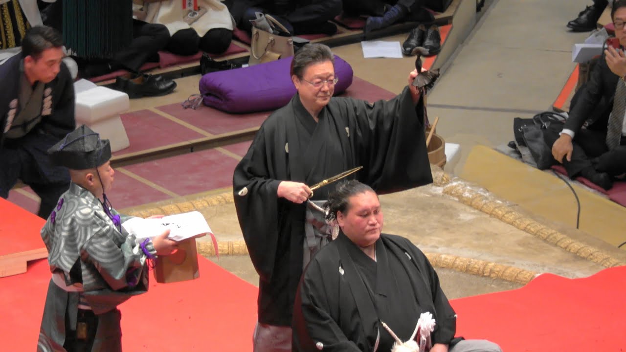 元横綱・照ノ富士の伊勢ヶ浜親方の断髪式クライマックス、最後は師匠にあたる宮城野親方（元伊勢ヶ浜親方、元横綱旭富士）が止め鋏を入れ、大銀杏を切り落とした。