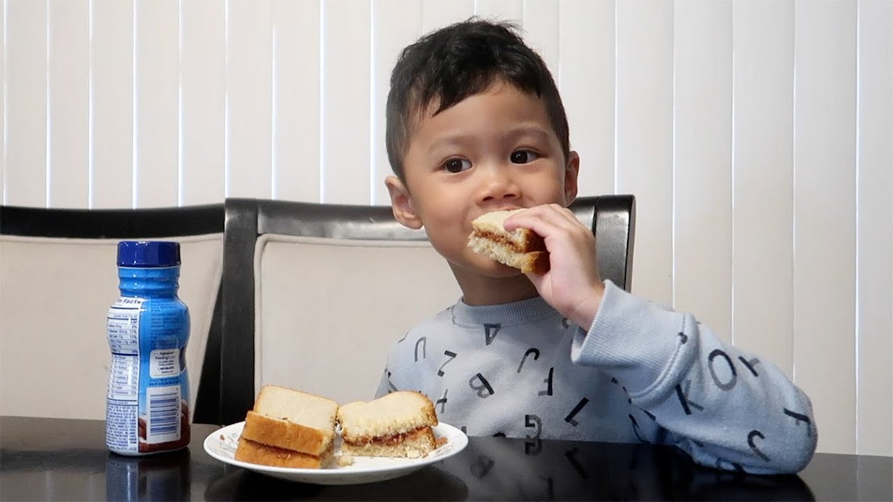 Toddler Eating : Peanut Butter Jelly Sandwich For Breakfast | Jason Ăn Sáng | Cuộc Sống Mỹ Vlog 23
