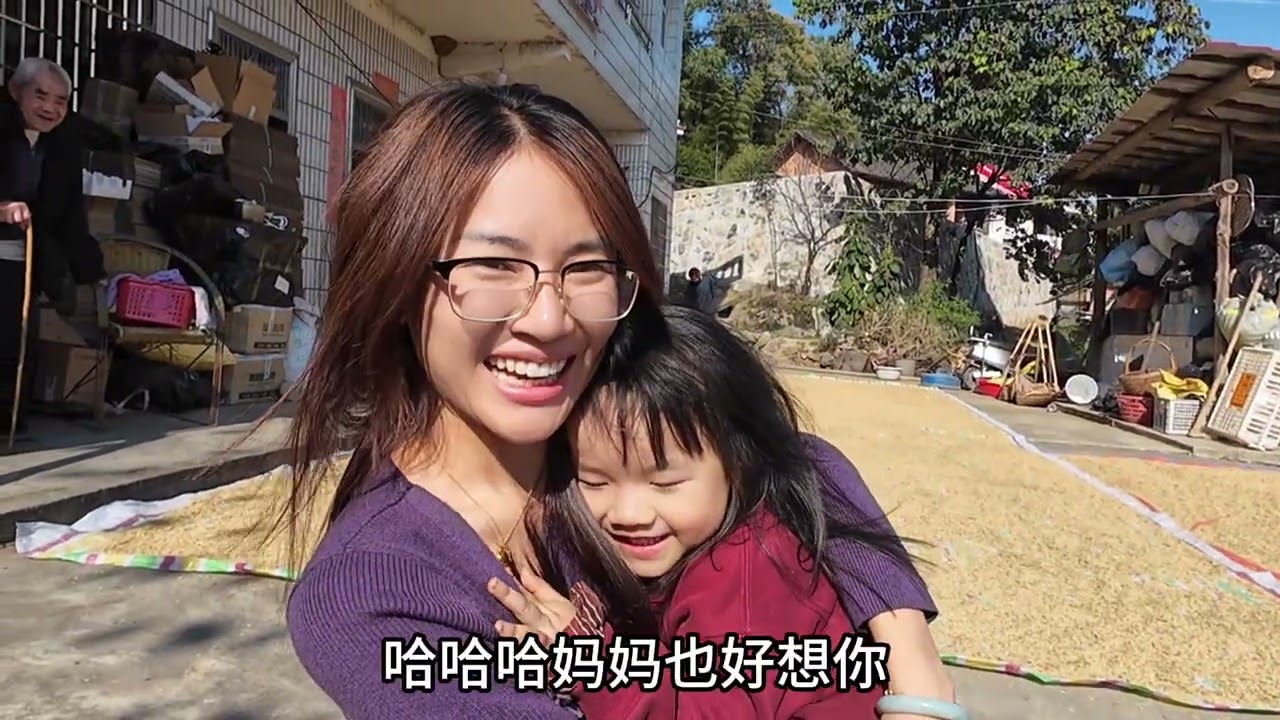 小月夫妻去甘肃10多天 今儿回到家里  两个娃娃眼见的开心