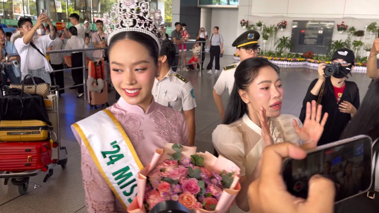 Hoa hậu Thanh Thuỷ suýt té khi Diễu hành bằng xe buýt tầng, về nước được vạn người ra đón