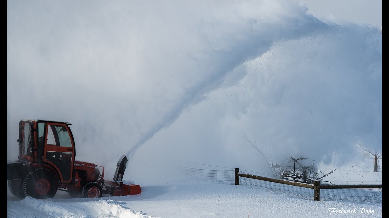 Best Snow Blower system, Kubota B3200 , clearing the drive...Model B2782A blower
