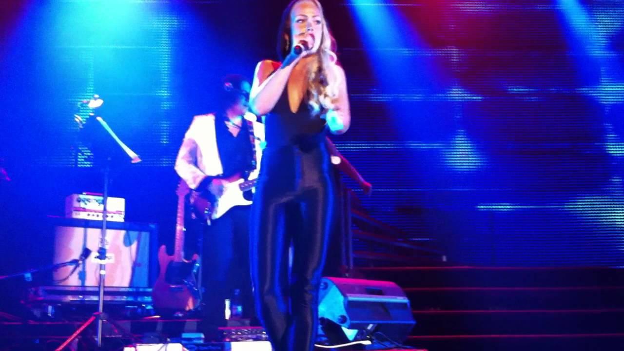 Freja Leona och Danny Saucedo singing ONLY YOU at Julgalan 2011