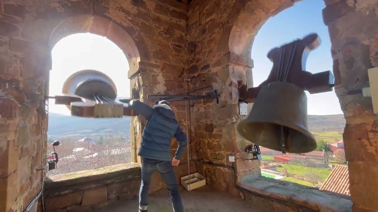 Repique y volteo de campanas en Palazuelos de la Sierra (BURGOS)