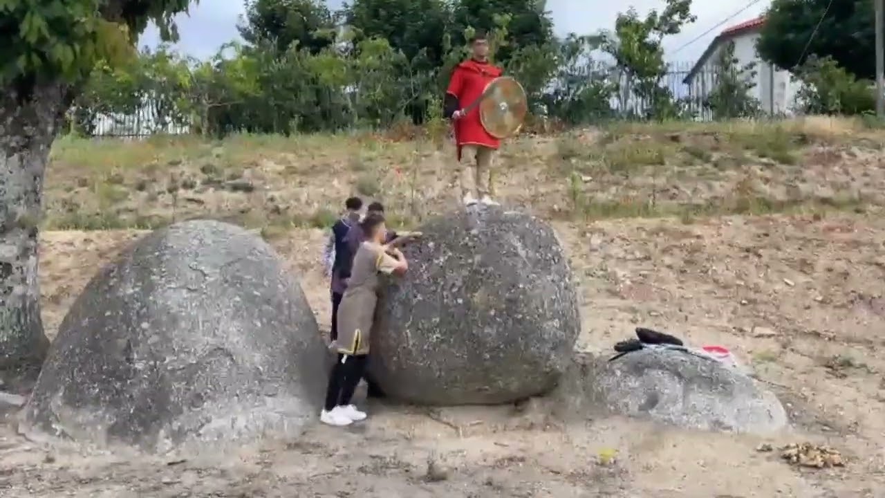Tableau Vivant - Escultura de Viriato, en Viseu, Portugal (2021/2022)