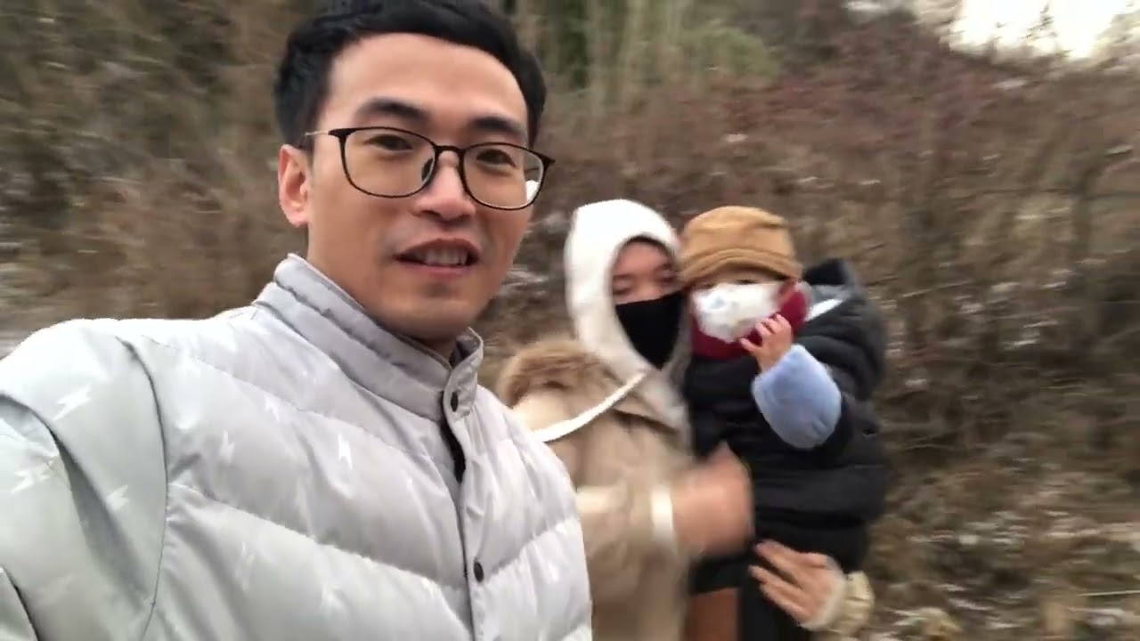 回甘肃农村：车子只能到村口，爸妈购置好年货，全家人搬运！
