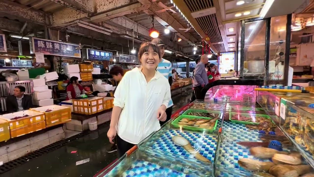 学长去医院拿痣检报告，看完带小芬去逛湛江超大海鲜市场，买些回家看看市场的称准不