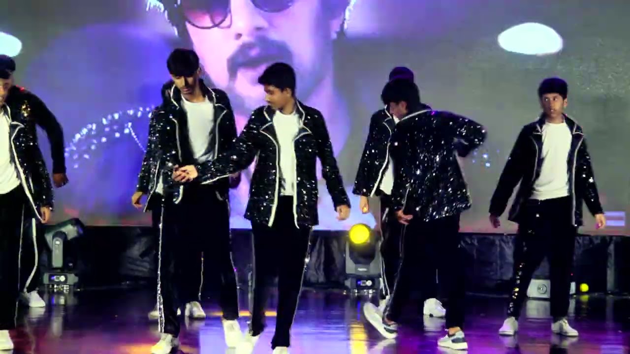 Finale Dance by Grade 10 Boys