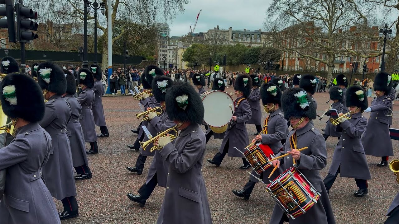 St David’s Day 🏴󠁧󠁢󠁷󠁬󠁳󠁿 Band of the Welsh Guards march from St James’s Palace to Buckingham Palace