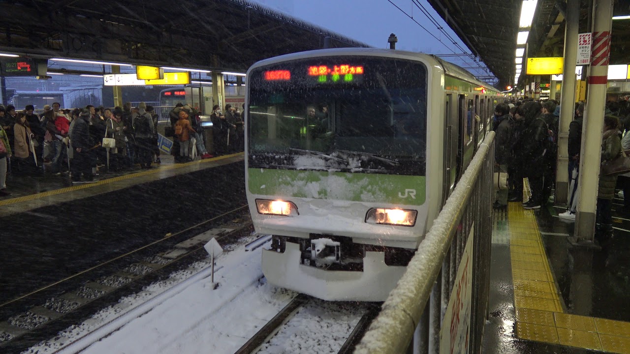 イラつく駅員　大雪ホームで傘をさして注意される乗客 Yamanote Line Lush hour on heavy snowday at Shinjuku Sta. Tokyo