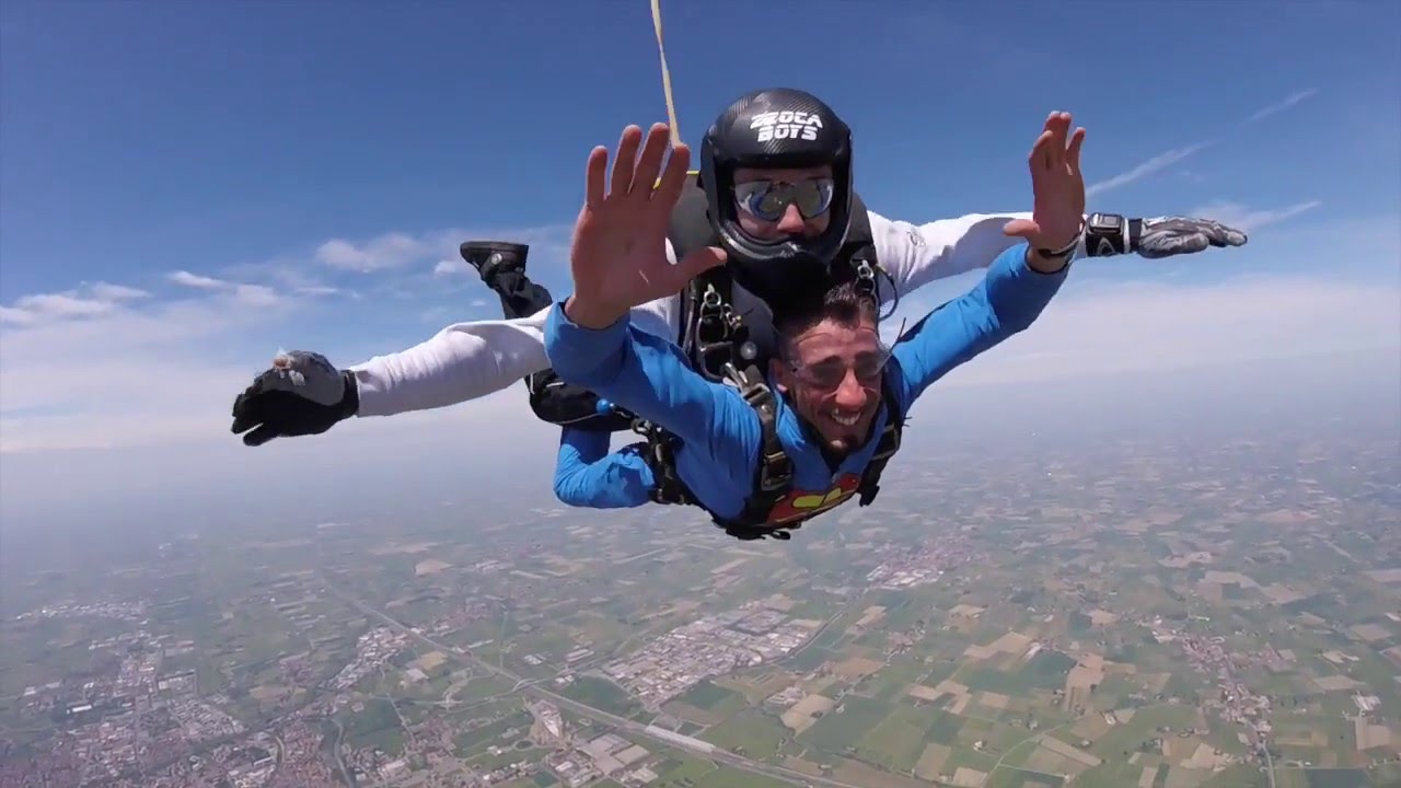 Lancio con paracadute. Lancio in tandem di DANIEL a Reggio Emilia