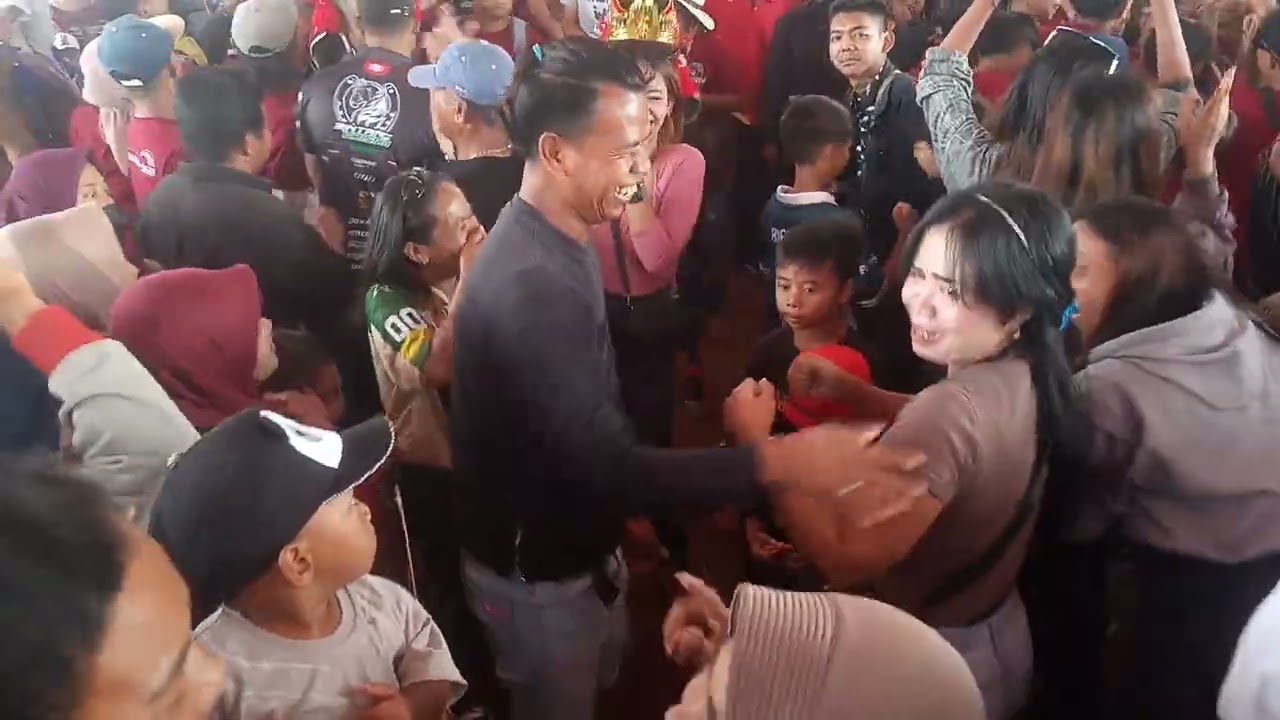 banyak pangrojong ikut joged dan banyak ledies cantik joged