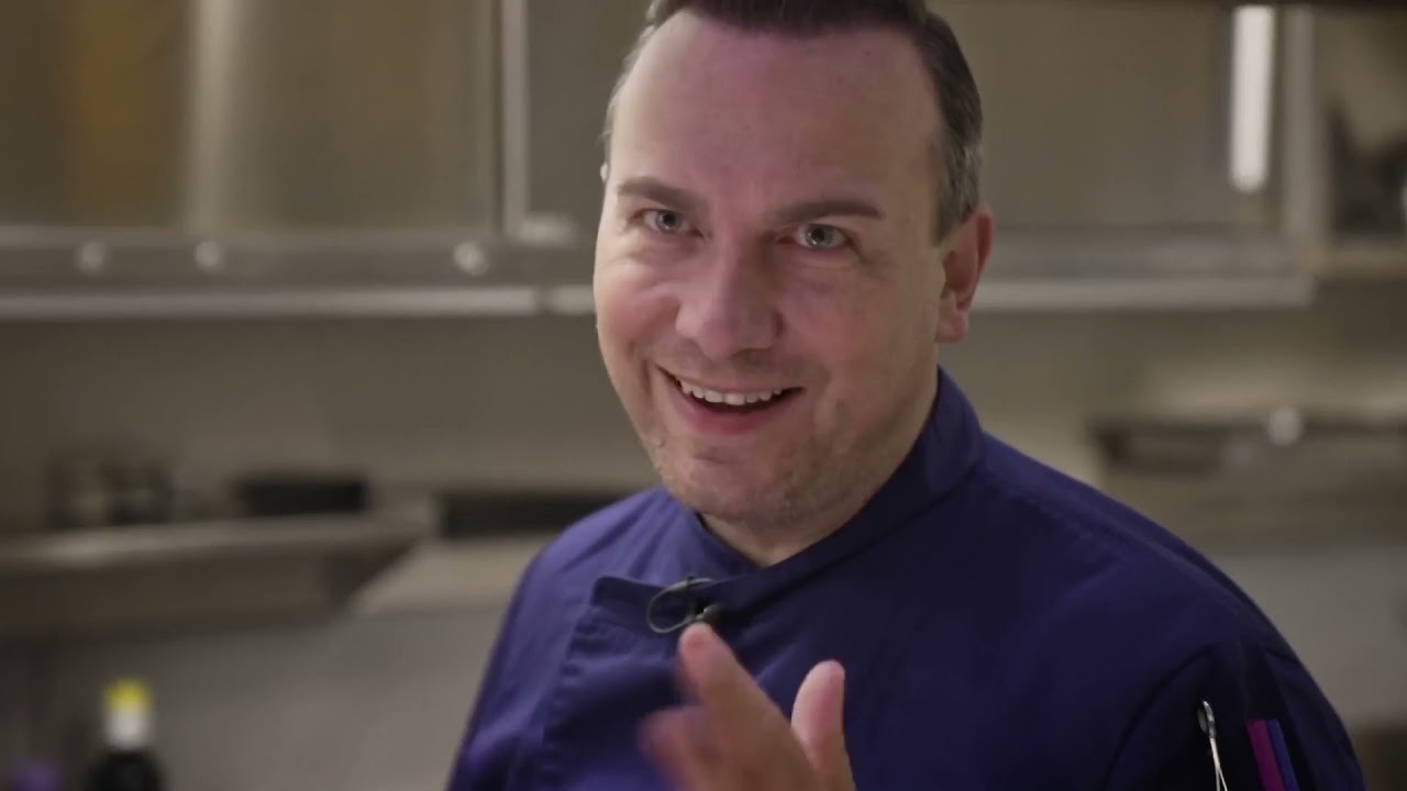 Tim Raue kredenzt „Tomatensoße mit Arschtritt“