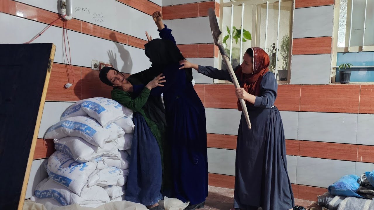 Zainab's cousin helping Zainab beat Afsaneh and Fatima cleaning the house😡😡😡