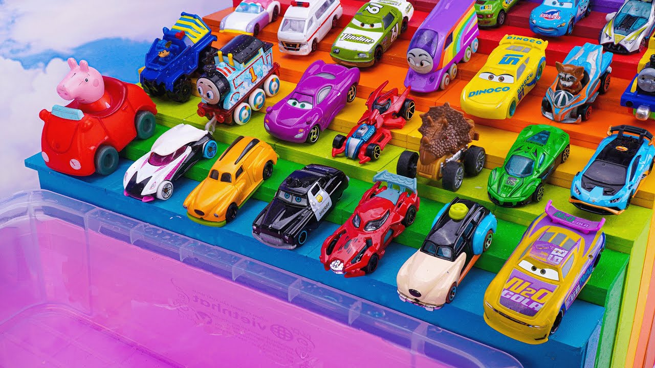 トミカ☆ペッパピッグトーマスディズニーピクサーカーズパウパトロールカーが水に落ちる