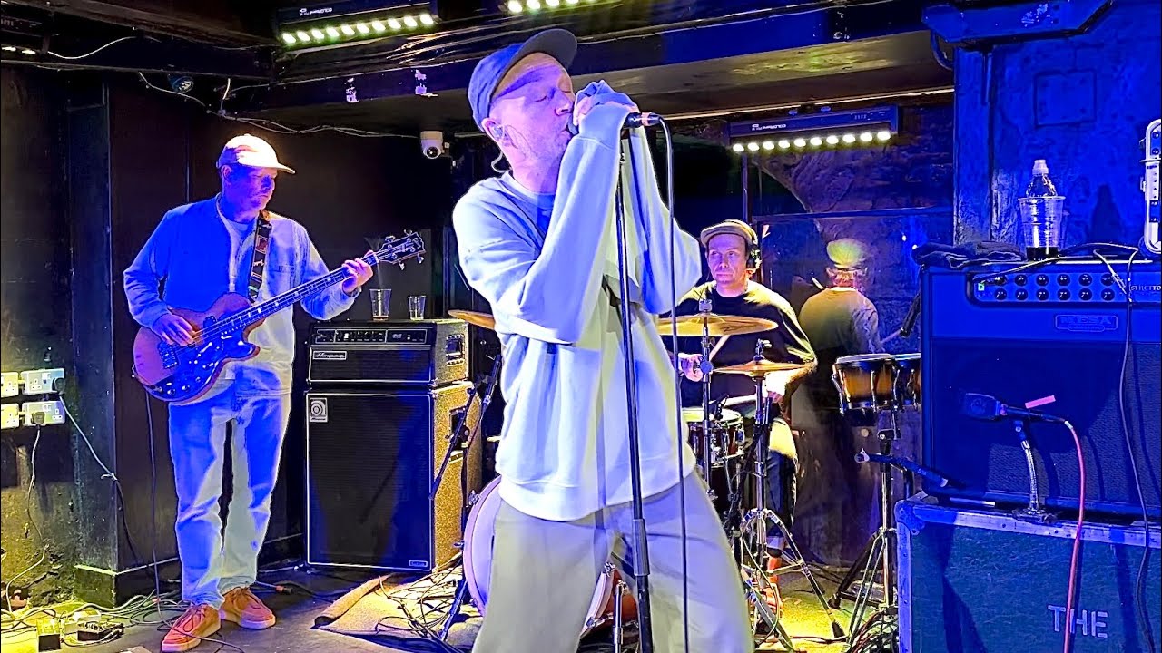 The Twang - Drinking in L.A. (Bran Van 3000 cover) live at Moles, Bath. Twangmas warm up 16/12/22