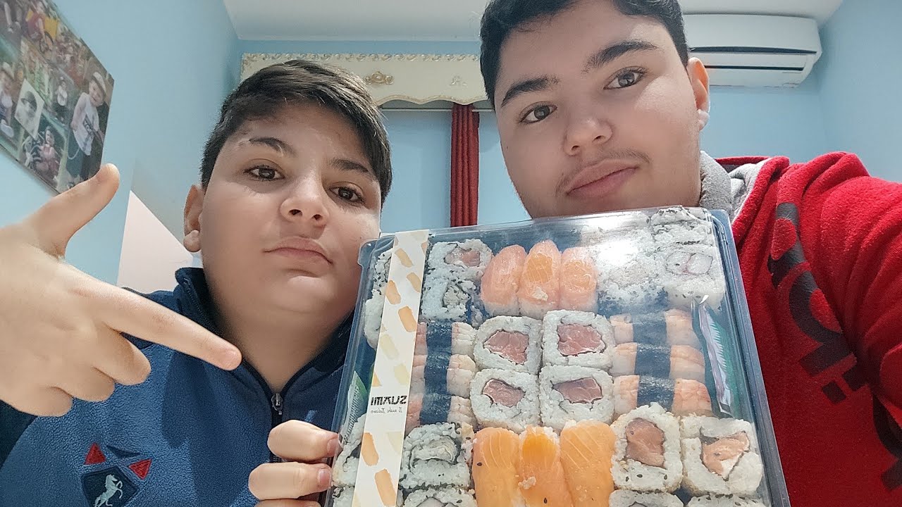 MANGIAMO PER LA PRIMA volta il SUSHI non guardate questo video se state mangiando 