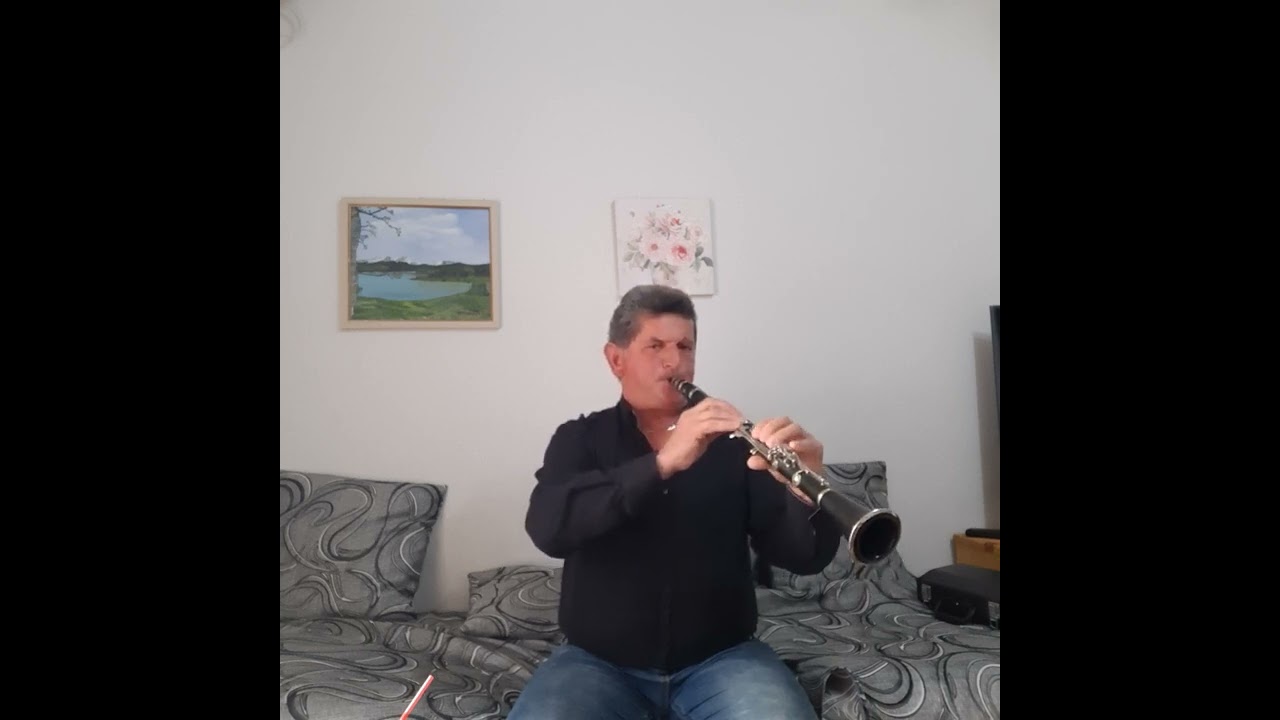 Shefki sina, valle jugu në hijen e ullirit.