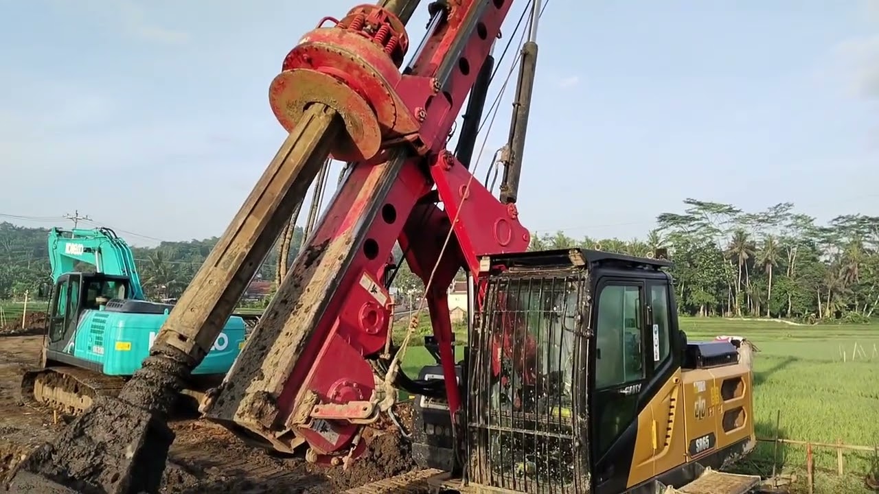Sedang di bangun jembatan penghubung antara desa karanganyar ke desa sidaboa. 