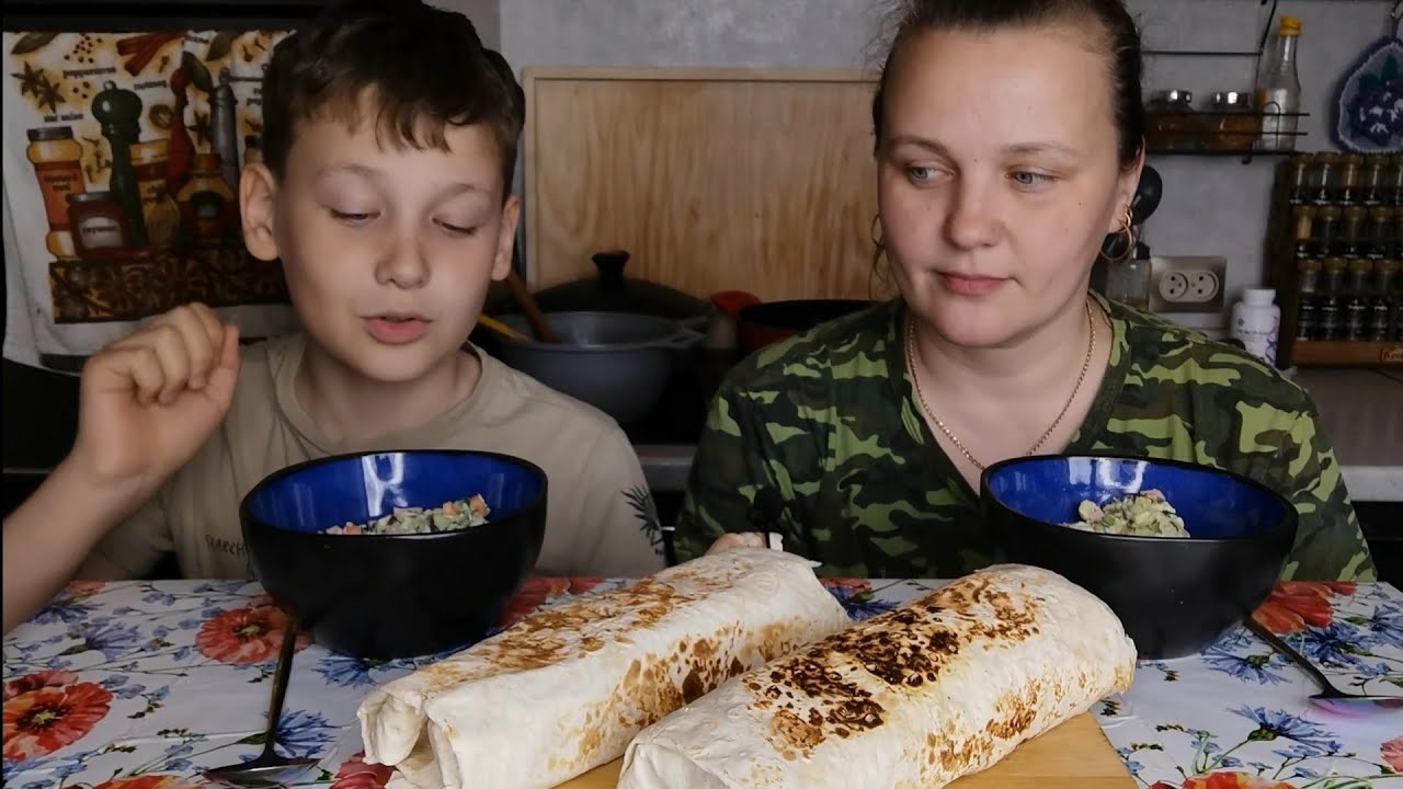 Мукбанг Шаурма домашняя и Окрошка /Скандал на работе, уже