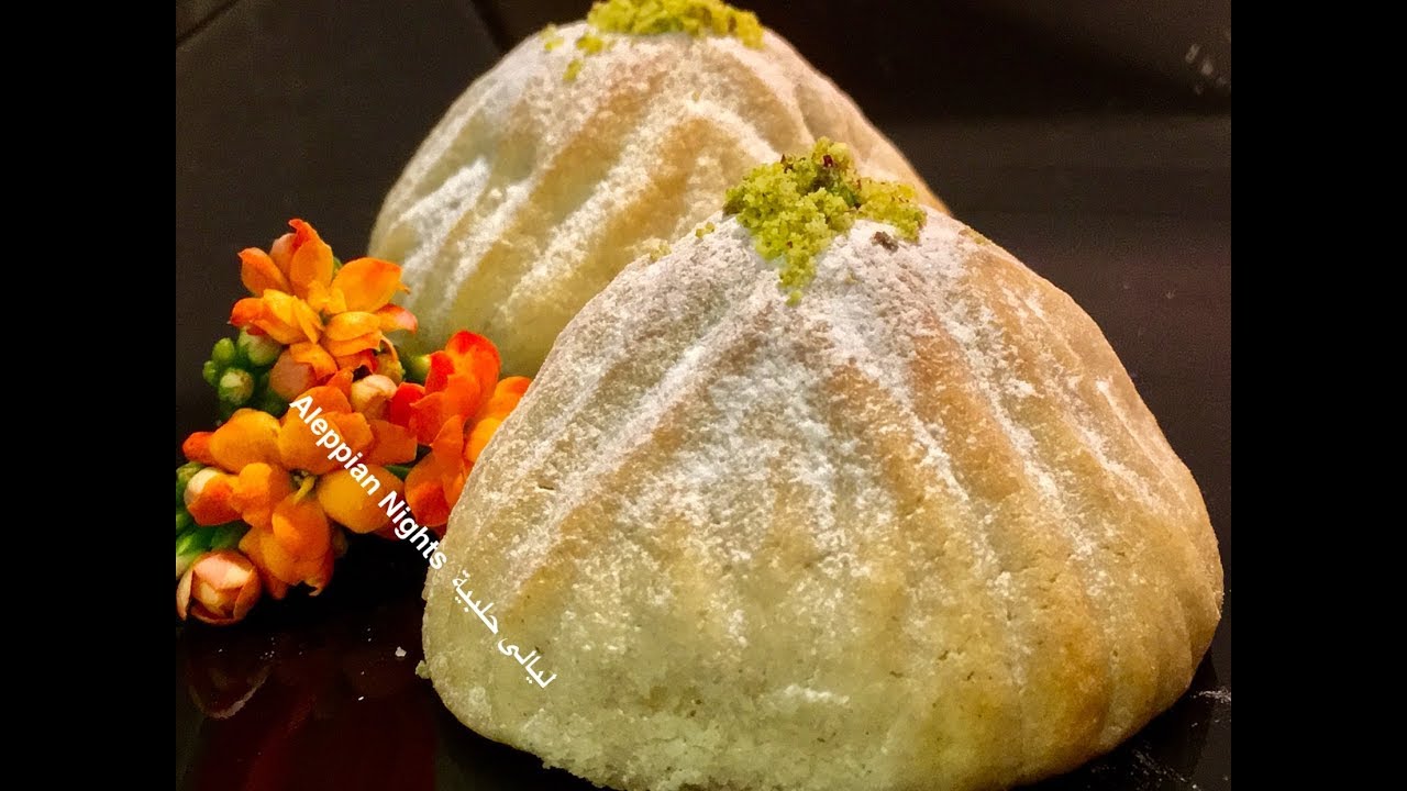 معمول بالطحين بالفستق والتمر ولا الذ من هيك😋😋