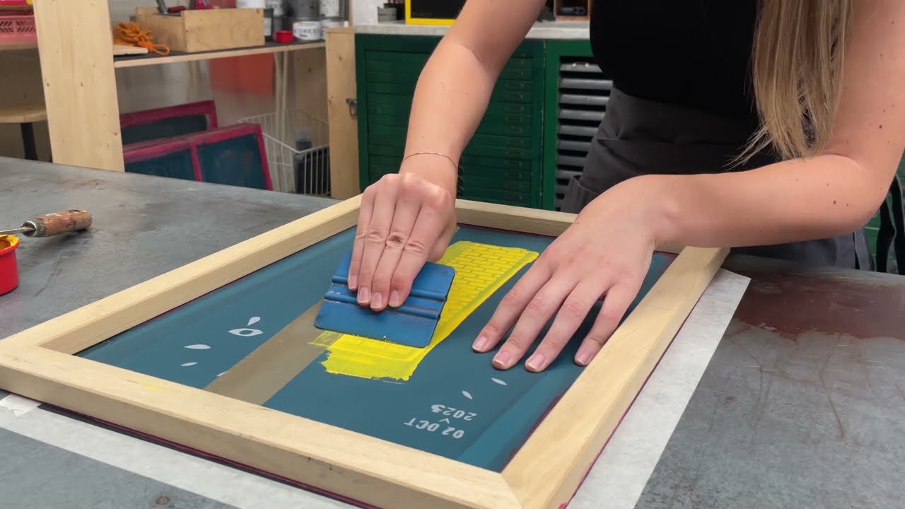Processo di stampa a mano in serigrafia