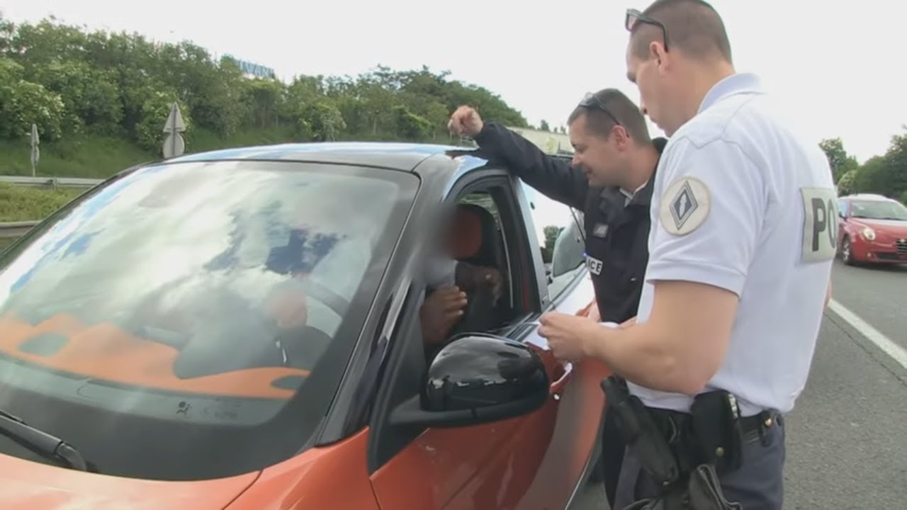 IL DOUBLE LA POLICE PAR LA BANDE D'ARRET D'URGENCE