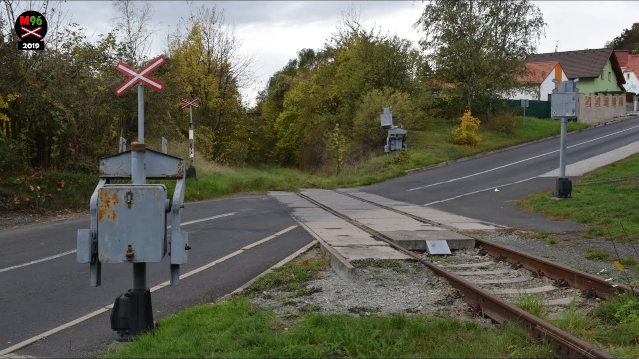 Nefunkční železniční přejezd Krupka město - 27.10.2019 / Czech railroad crossing