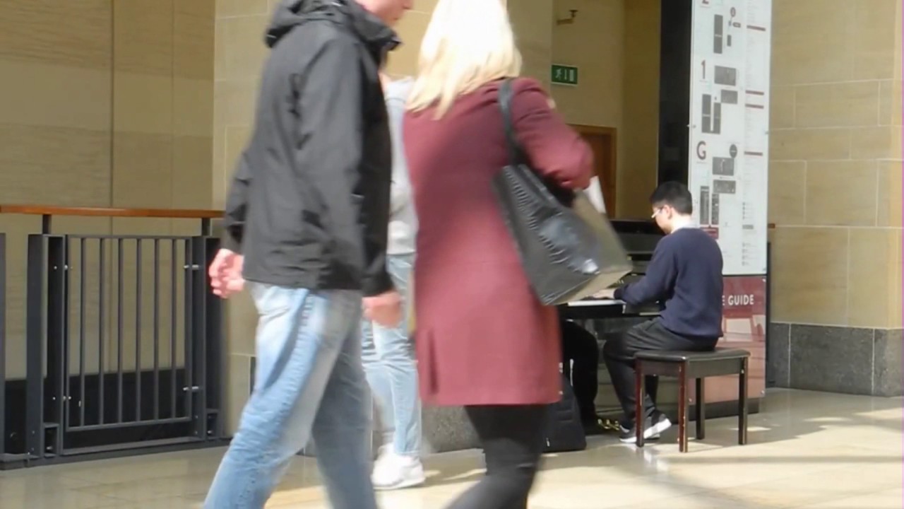 英国街拍 薛之谦钢琴串烧 旁若无人 piano by @Cambridge李劲锋 即兴编曲演奏