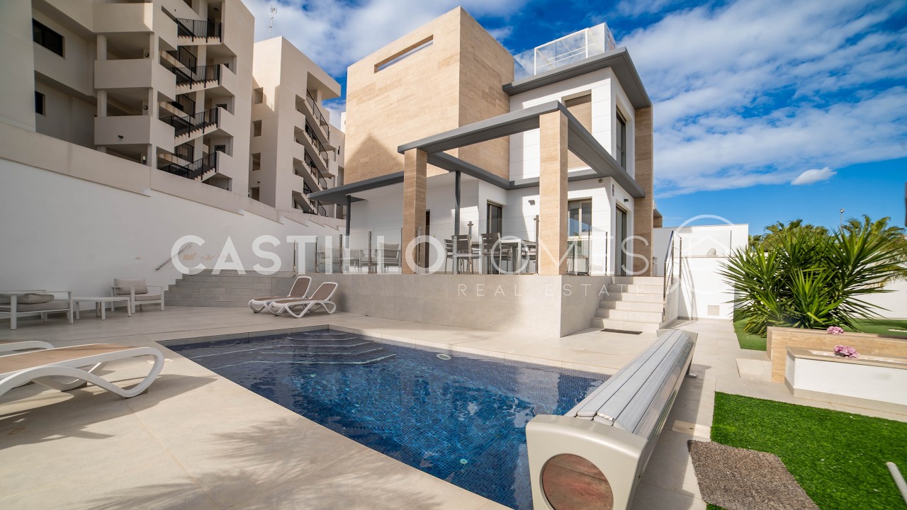 Luxurious corner villa with 4 bedrooms, heated pool and solarium in Las Filipinas | 595.000 €